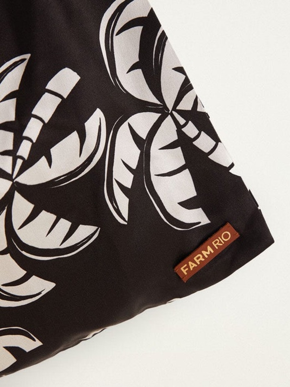 NEW FARM Rio Black And White Scarf Tote Bag Wood Handle Reversible Palm Trees - Picture 3 of 12